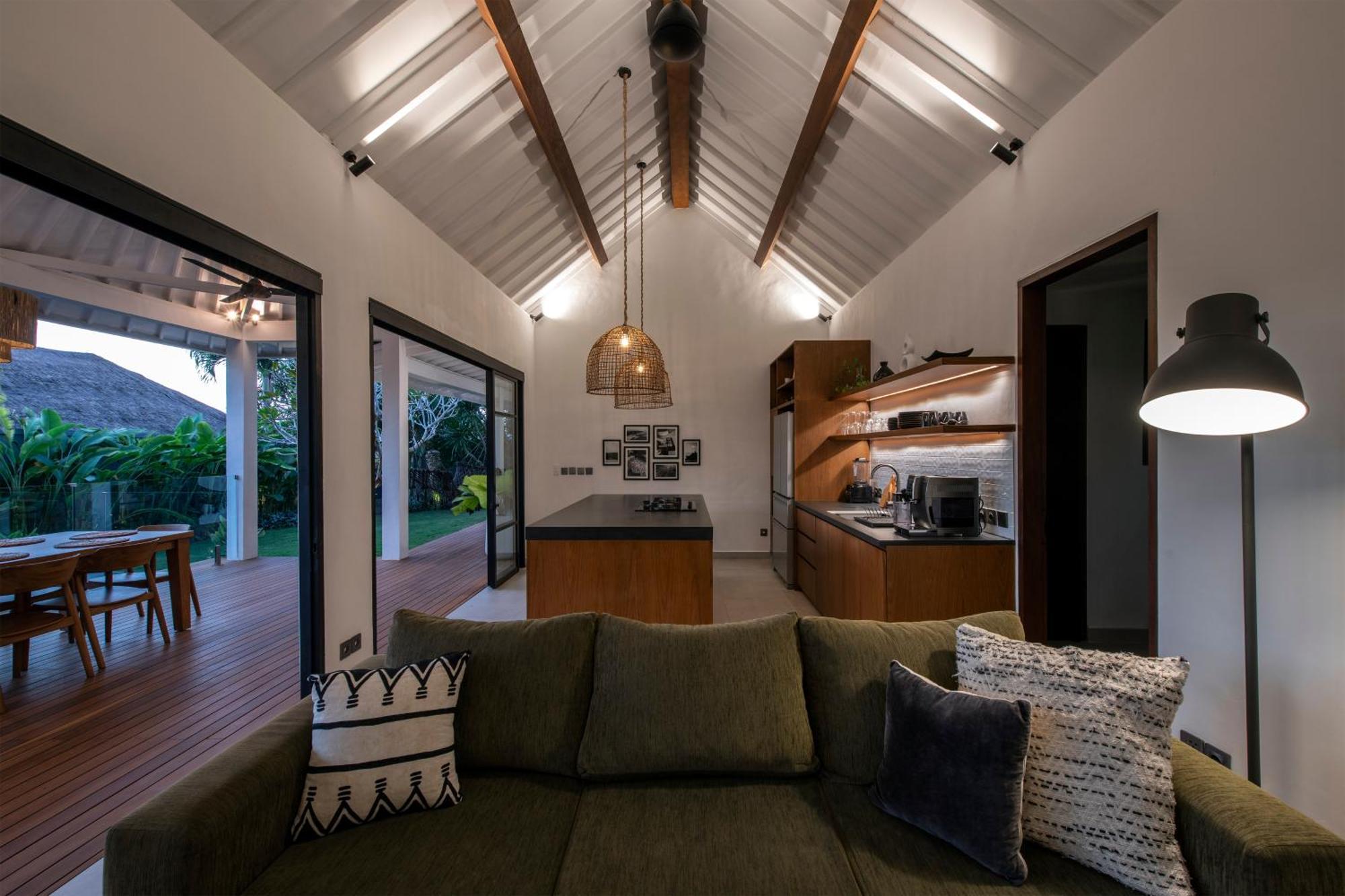 Elegant Living, Secure Swimming! 4br Modern *