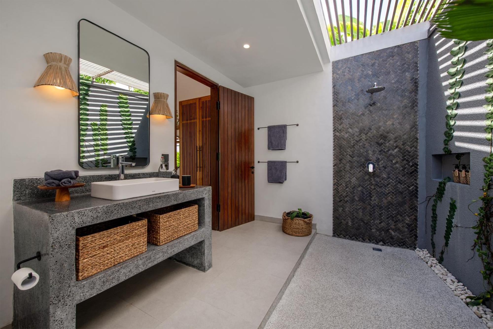 Elegant Living, Secure Swimming! 4br Modern